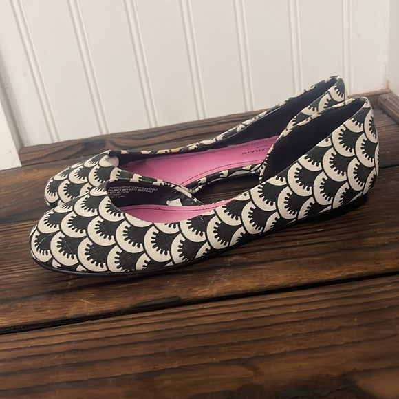 NWT Isaac Mizrahi Black and Cream Patterned Flats - Picture 3 of 7